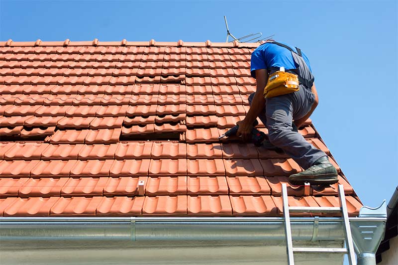 Réparation toiture - LES ANGES DES TOITS artisan couvreur en Belgique : région Wallonne, Flamande, Bruxelles . Réparation toiture et faîtage. Intervention rapide en cas de fuite d'eau toiture. Travaux de zinguerie : pose, remplacement et nettoyage gouttière.
