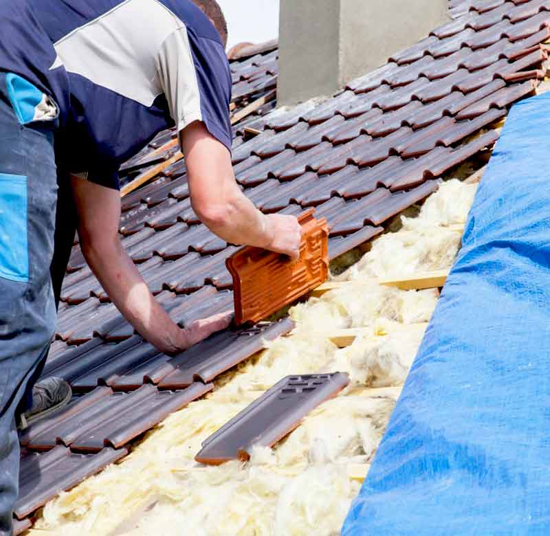 Réparation toiture - LES ANGES DES TOITS artisan couvreur en Belgique : région Wallonne, Flamande, Bruxelles . Réparation toiture et faîtage. Intervention rapide en cas de fuite d'eau toiture. Travaux de zinguerie : pose, remplacement et nettoyage gouttière.
