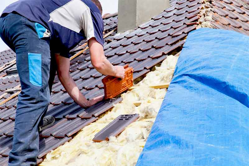 Réparation toiture - LES ANGES DES TOITS artisan couvreur en Belgique : région Wallonne, Flamande, Bruxelles . Réparation toiture et faîtage. Intervention rapide en cas de fuite d'eau toiture. Travaux de zinguerie : pose, remplacement et nettoyage gouttière.